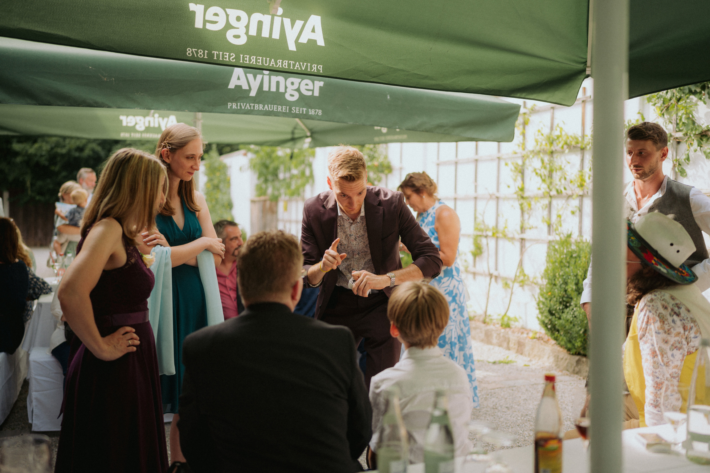 Erwachsene und Kinder